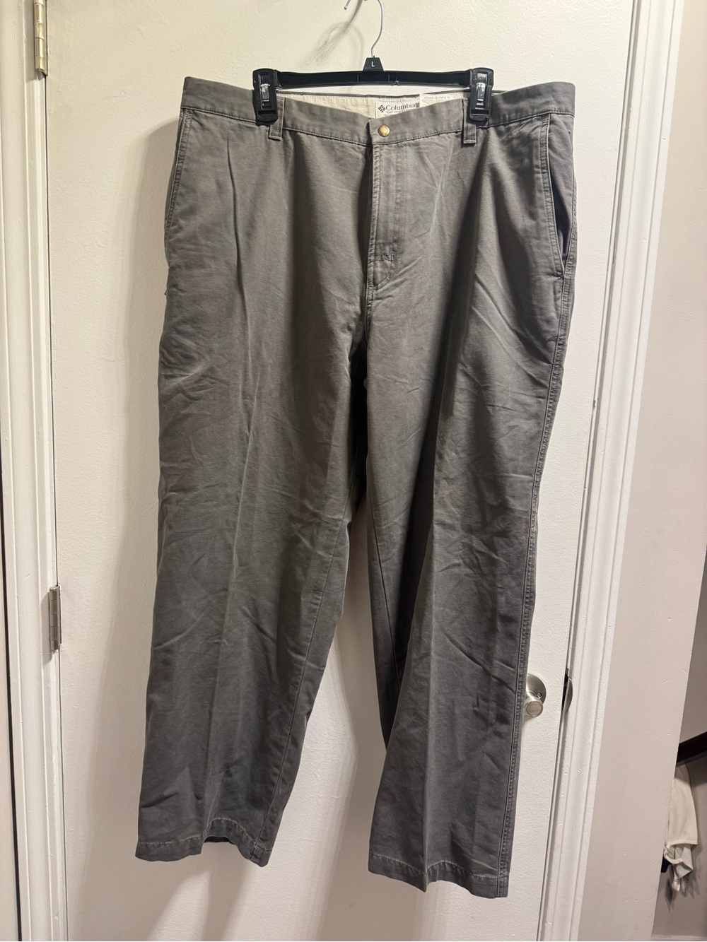 * Columbia Rugged Outdoor Chino Mens Gray Zip Pocket.